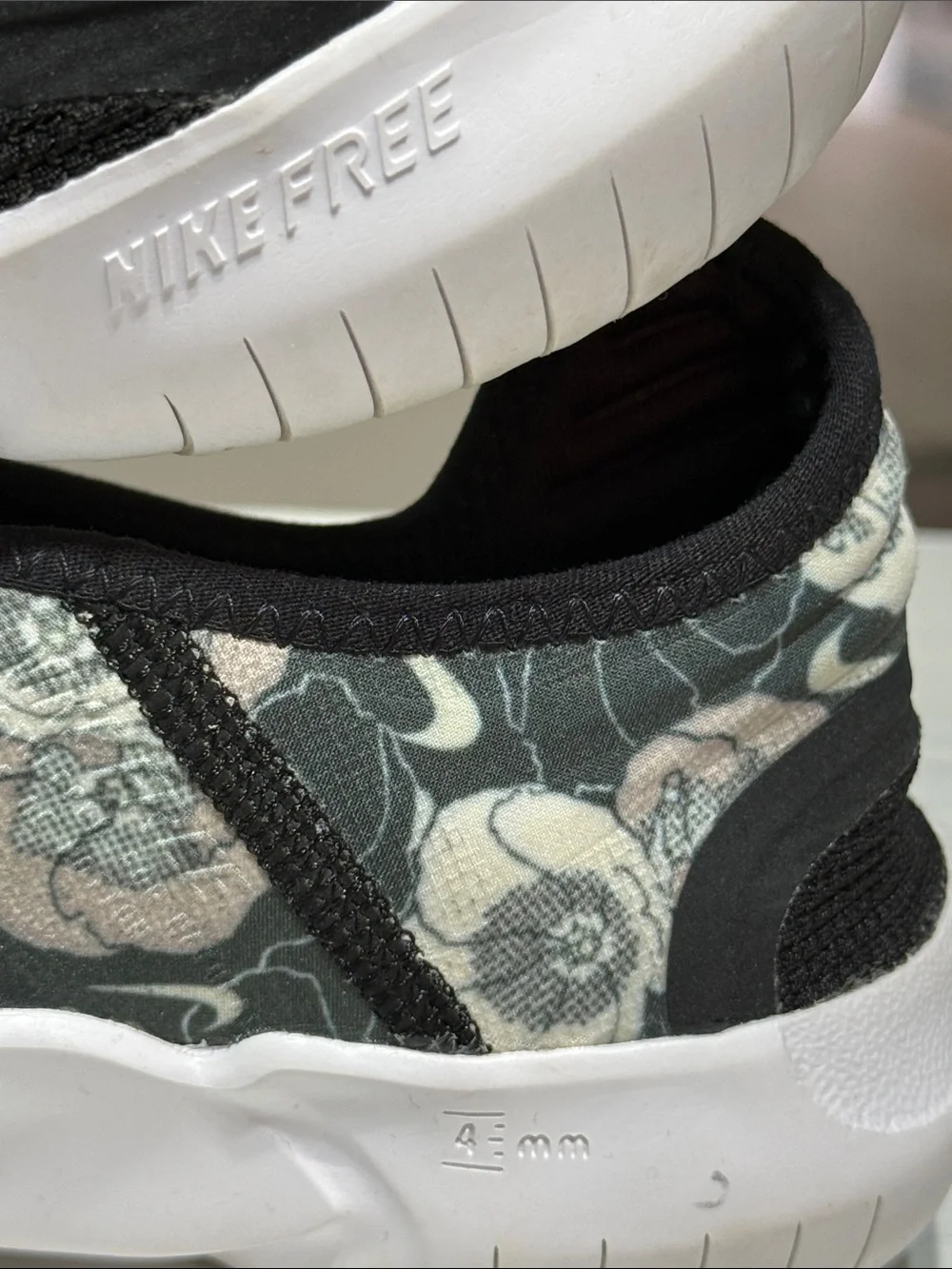 Nike Free RN Flyknit 3.0 sneakers in a black floral colorway size 8